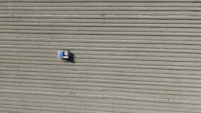 Luftaufnahme des Roboters im Feld